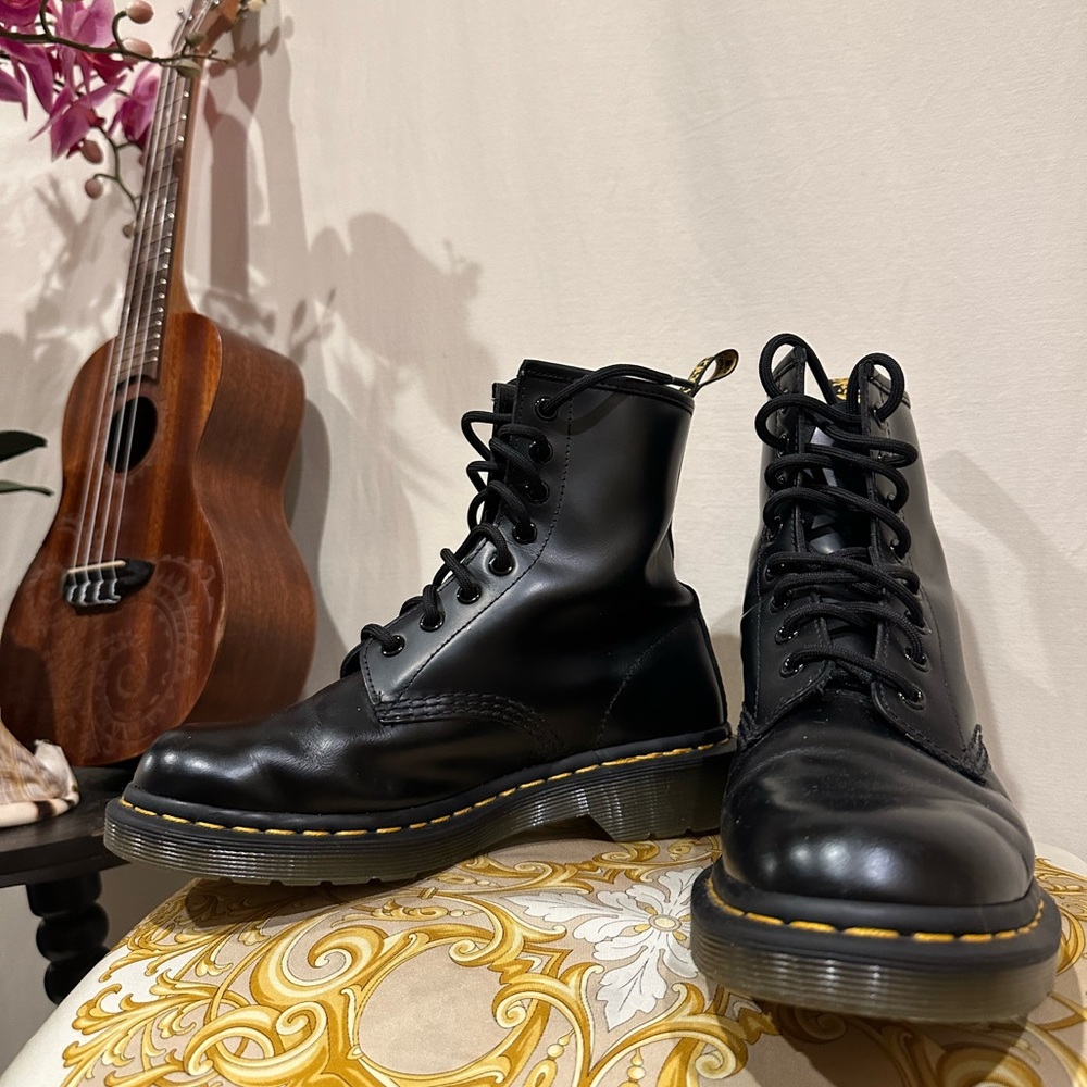 Size 5 Black Doc Martins combat boots in GREAT condition